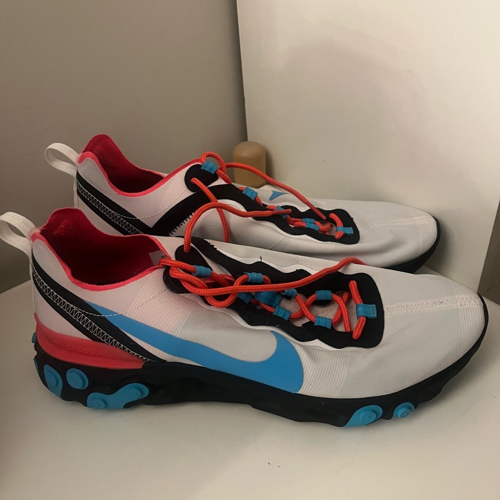 EUC NIKE - React Element 87